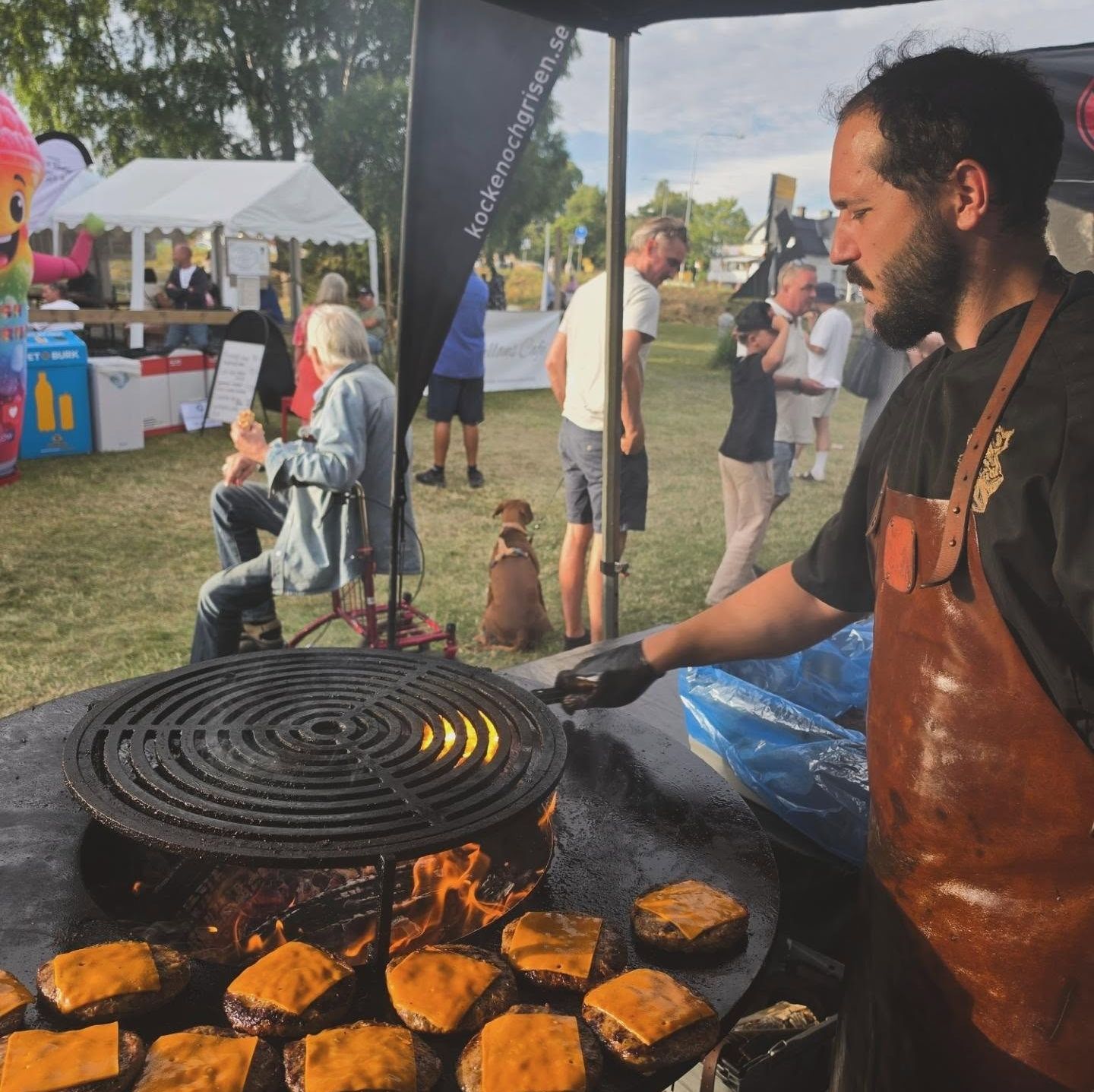 Grillade Roslagsburgare och en kock från Kocken och Grisen