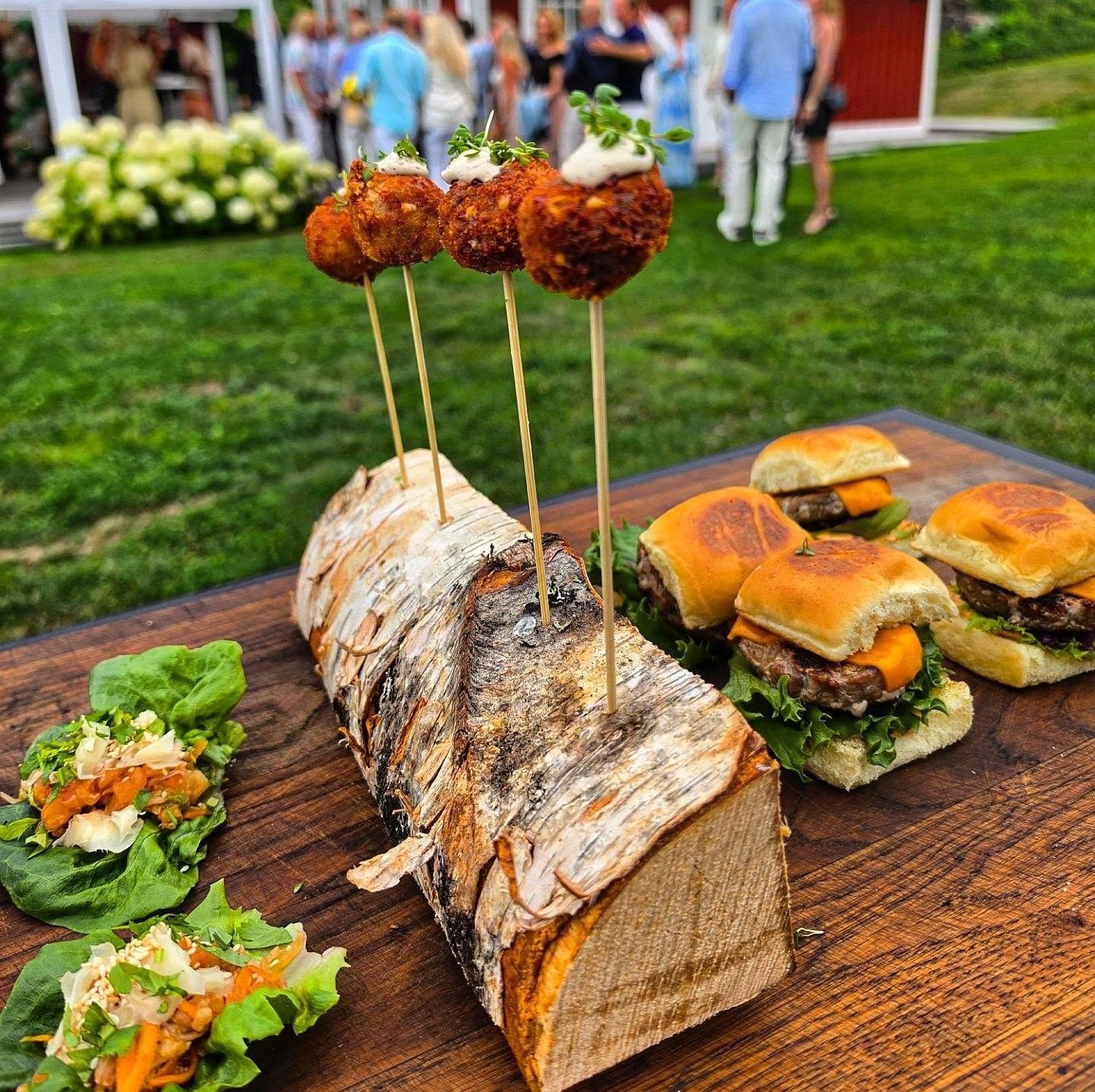 Friterad krokett, asiatisk laxtartar och Roslagslider - Catering från Kocken och Grisen