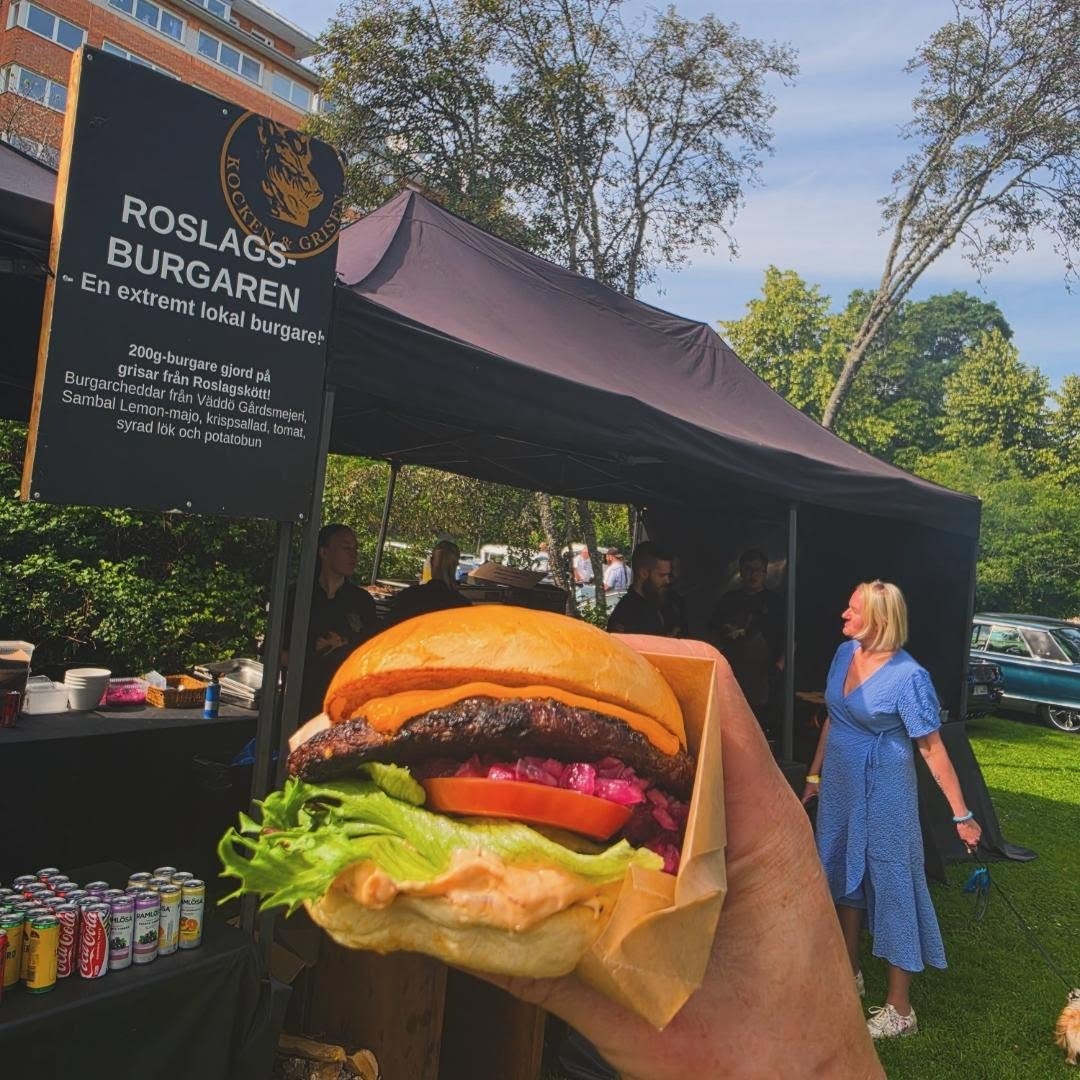 Grillade Roslagsburgare hos American Car Show i Norrtälje - Kocken och Grisen